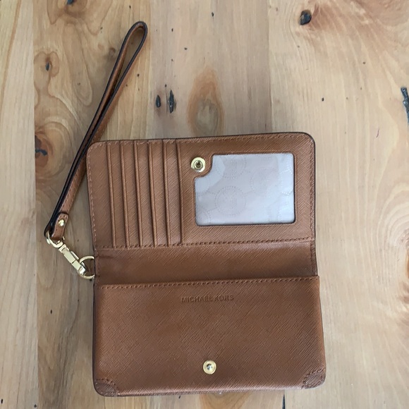 Michael Kors Wallet Wristlet. - Picture 2 of 7